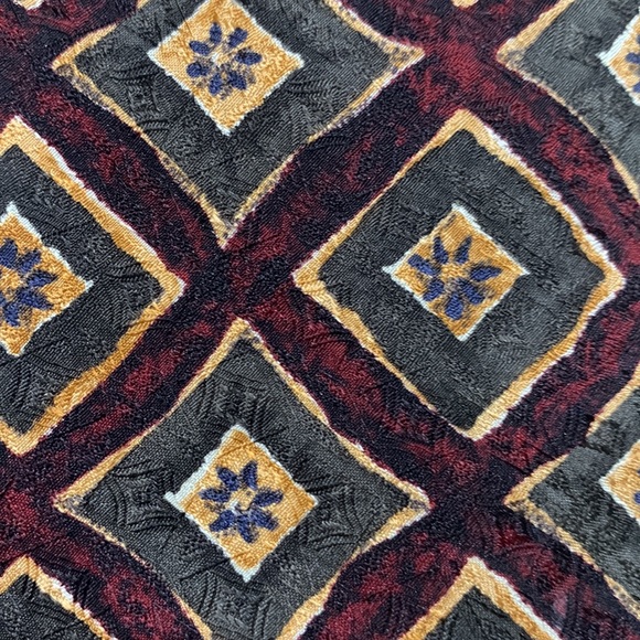 SILK Tie - Picture 2 of 7